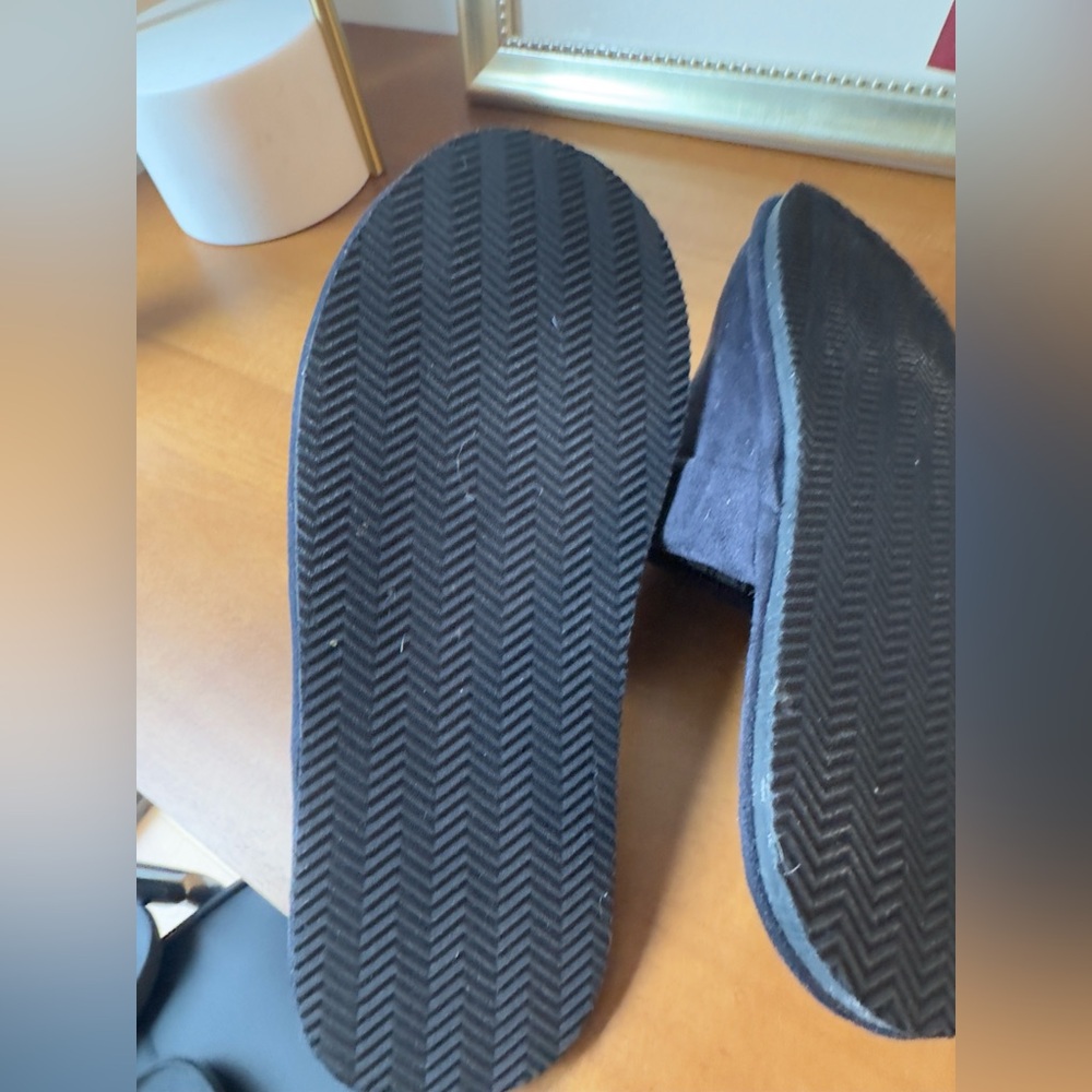 Polo by Ralph Lauren Men's
Navy Slip-Ons pristine condition. Size 7.5 - Picture 3 of 3